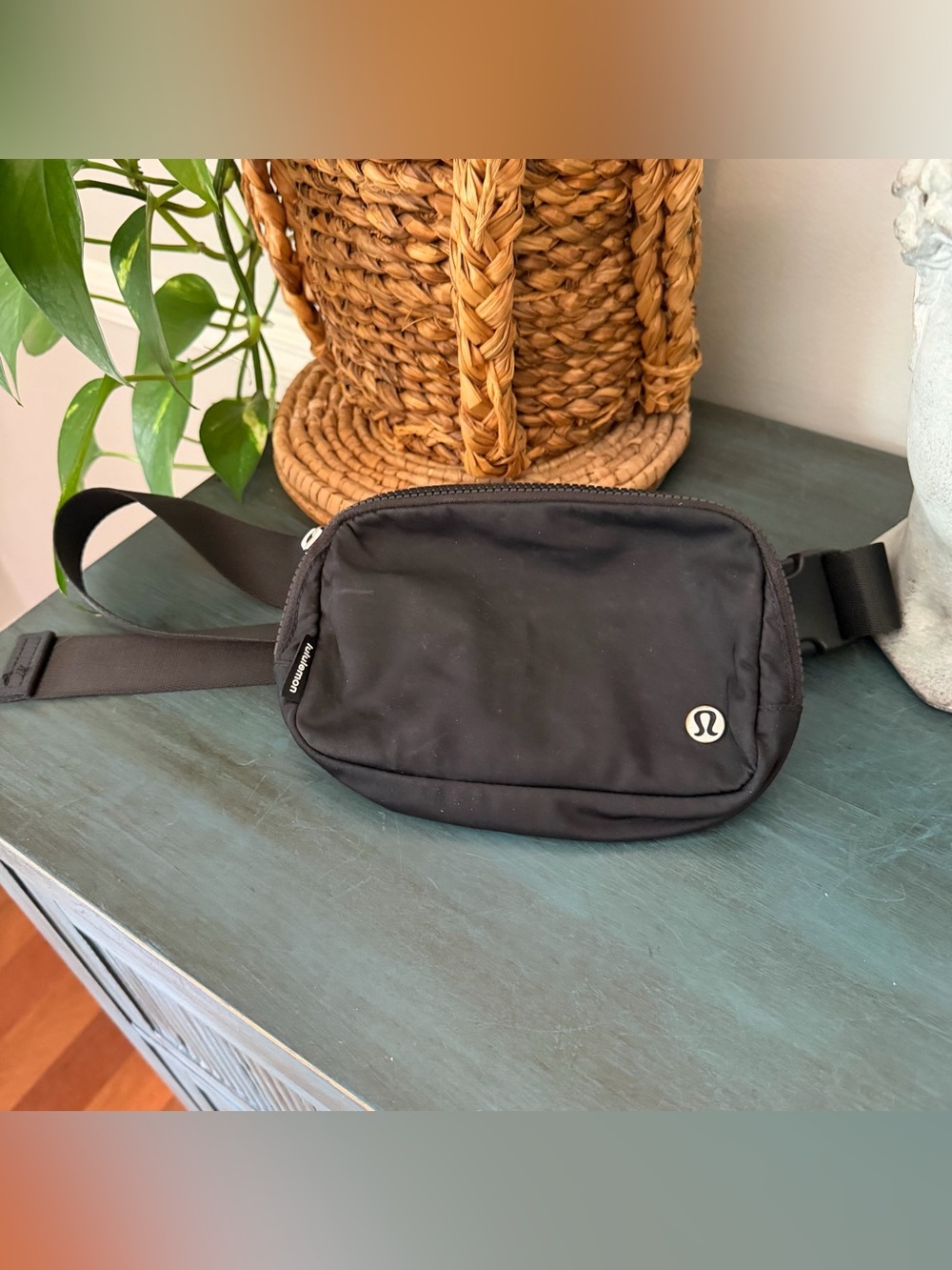 Lululemon Everywhere crossbody belt bag- 

Smooth black exterior